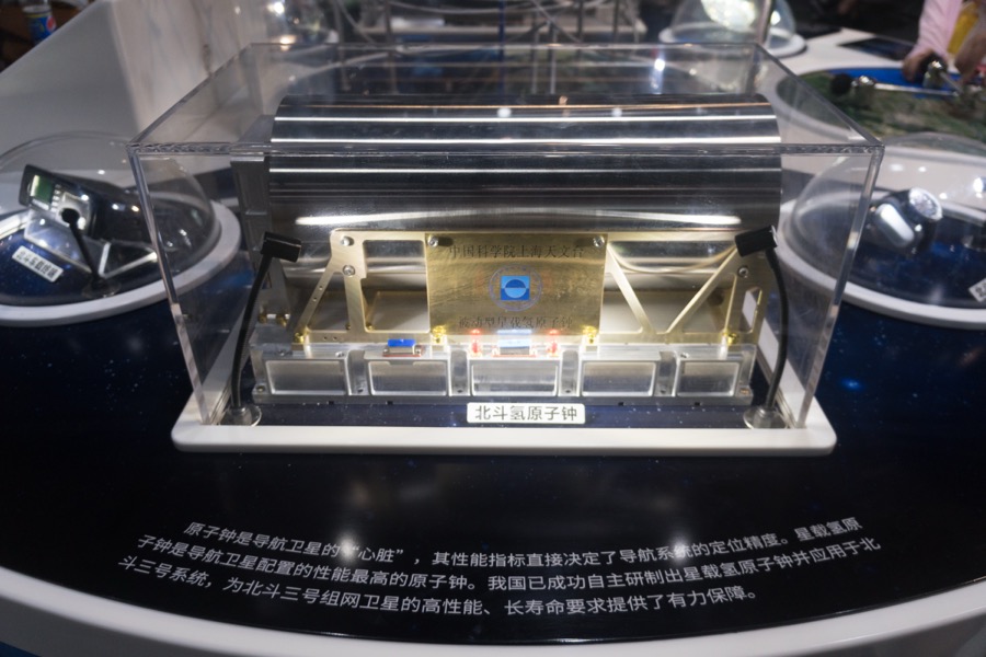 Spaceborne satellite atomic hydrogen/rubidium clock apparatus