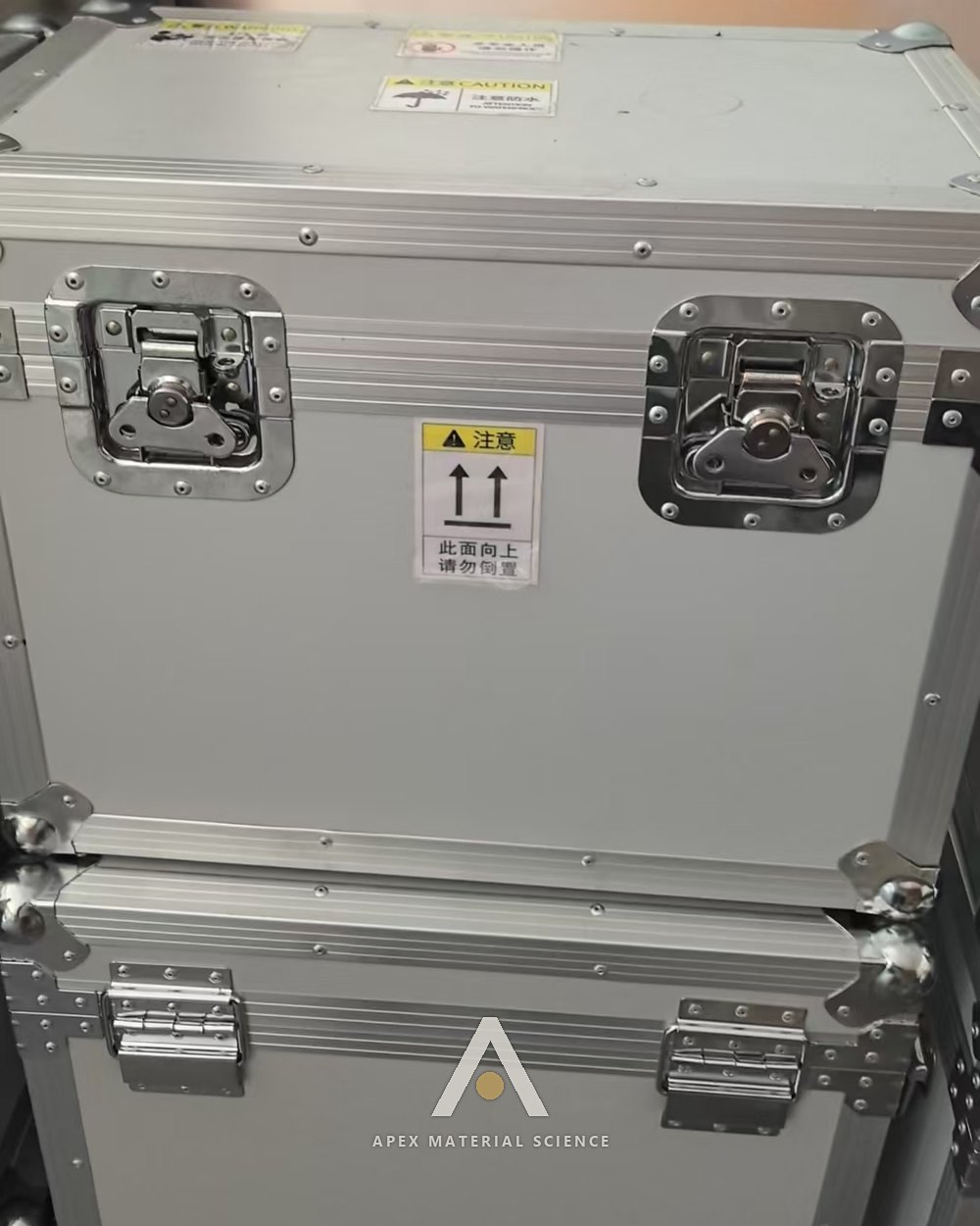 Geschlossene Aluminium-Flightcases mit Handhabungsetiketten