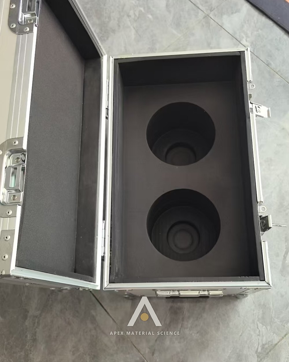 Flightcase mit für zwei Tanks ausgeschnittenem Schaumeinsatz