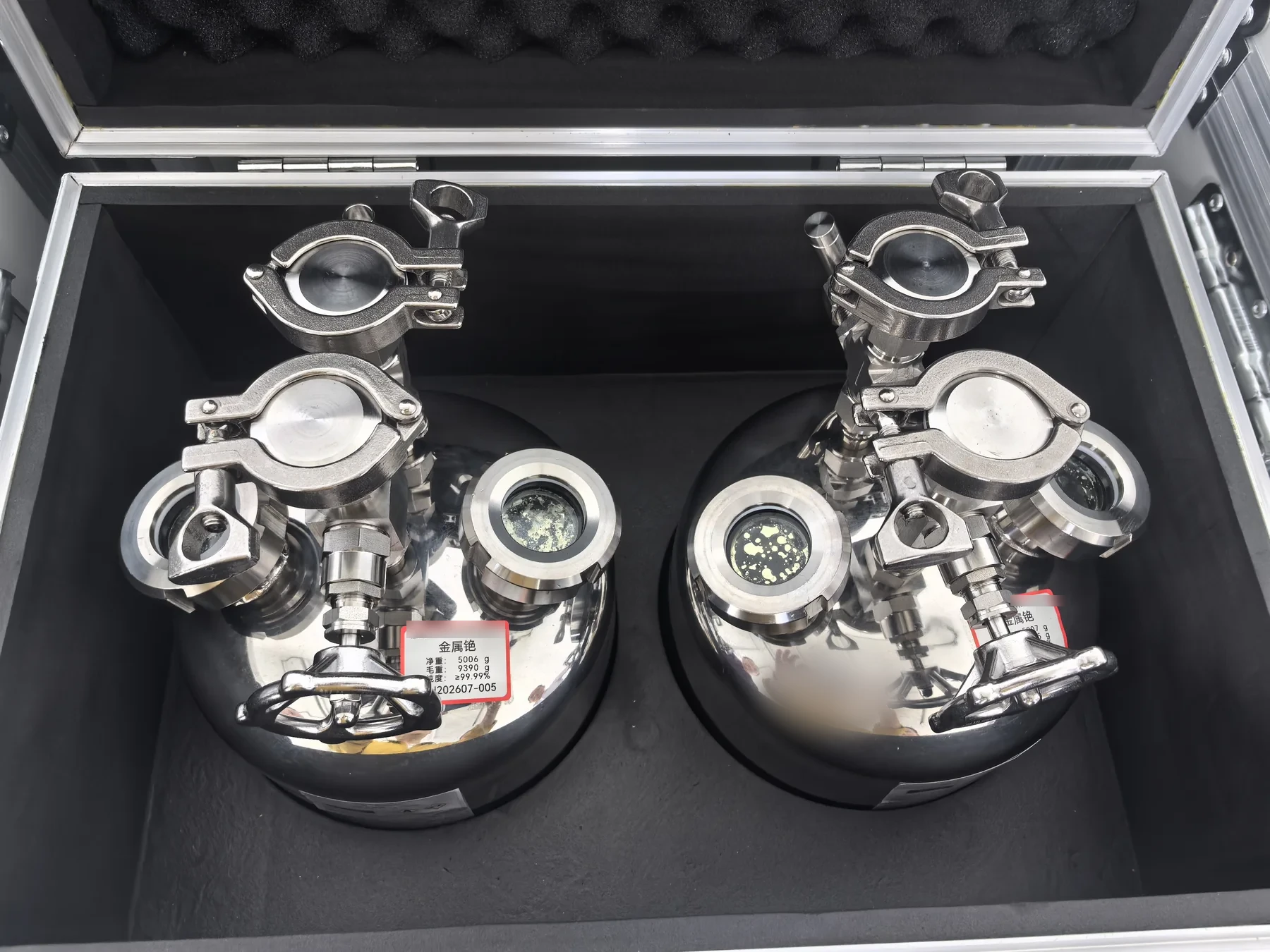 High-purity rubidium (Rb 99.995%) and cesium (Cs 99.995%) metal cylinders in secure flight case